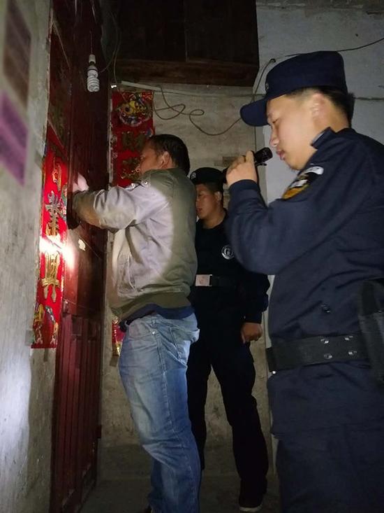 辽宁粗心妈妈误将幼女锁家中 